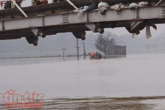 Chương Mỹ đang nỗ lực từng giây từng phút chống nước lũ, bảo vệ đê ảnh 5