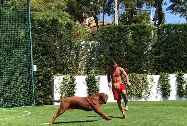 Neymar thề sẽ trưởng thành hơn sau biến cố 'ăn vạ', Messi luyện kỹ thuật với chó cưng ảnh 2