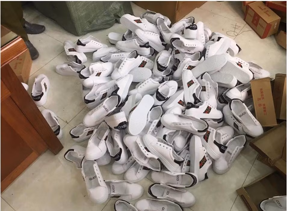 Hơn 1.000 đôi giầy nghi giả hàng hiệu Gucci và Converse ảnh 1