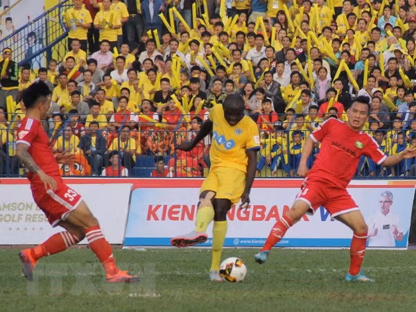 ‘Nóng’ sân Thanh Hóa và Cẩm Phả ảnh 1