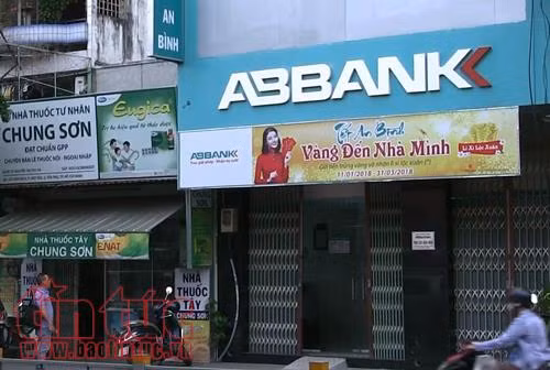 Bắt 3 nghi can dùng súng cướp ngân hàng ABBank ở quận Tân Phú ảnh 2
