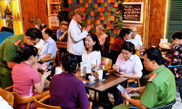 Nhiều địa phương tại TP Hồ Chí Minh chủ động hướng dẫn người dân sử dụng dịch vụ công trực tuyến, đồng thời trang bị kỹ năng tự bảo vệ trên môi trường số.