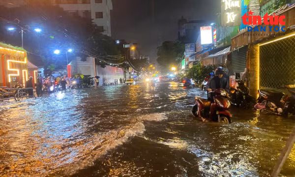 TP Hồ Chí Minh đề phòng ngập do mưa dông kết hợp triều cường gây ngập úng.