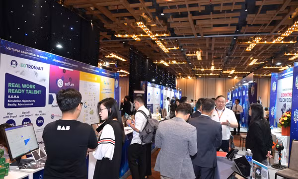 Doanh nghiệp và nhà đầu tư tham quan gian hàng tại VIS 2025.