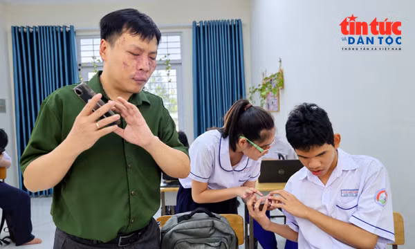 Khoa học công nghệ mở cửa tri thức cho học sinh khiếm thị