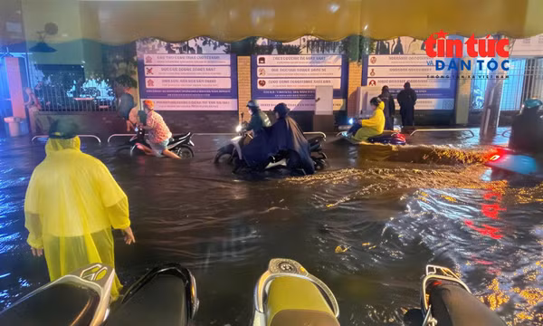 Đài Khí tượng Thủy văn Nam Bộ phát đi cảnh báo mưa lớn kèm lốc, sét diện rộng tại Nam Bộ, trong đó có TP Hồ Chí Minh.