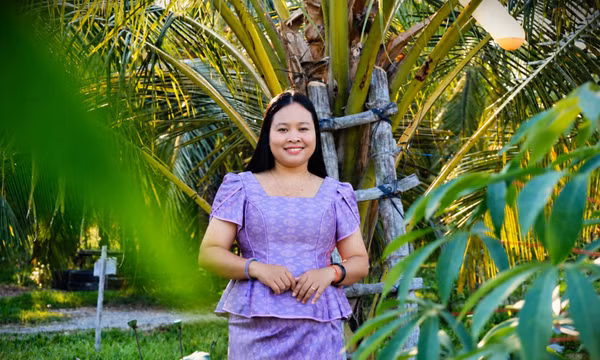 Người phụ nữ Khmer đưa mật hoa dừa ra thế giới