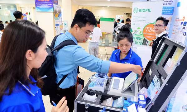 Các doanh nghiệp tìm hiểu sản phẩm, giải pháp công nghệ tại Sàn giao dịch công nghệ TP Hồ Chí Minh.