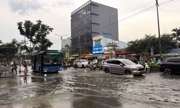 TP Hồ Chí Minh giảm mưa cuối tuần, đề phòng ngập do triều cường