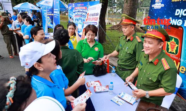 Người dân hào hứng trải nghiệm các tiện ích số