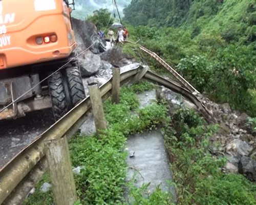 Ngập úng, sạt lở sau bão số 2 ảnh 4