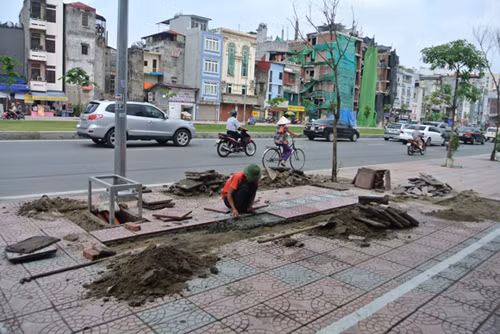 Hà Nội kiểm điểm việc thi công vỉa hè Hoàng Cầu ảnh 1