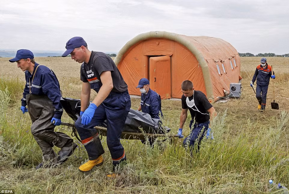 Thảm cảnh tại hiện trường MH17 hai ngày sau khi bị bắn rơi ảnh 10