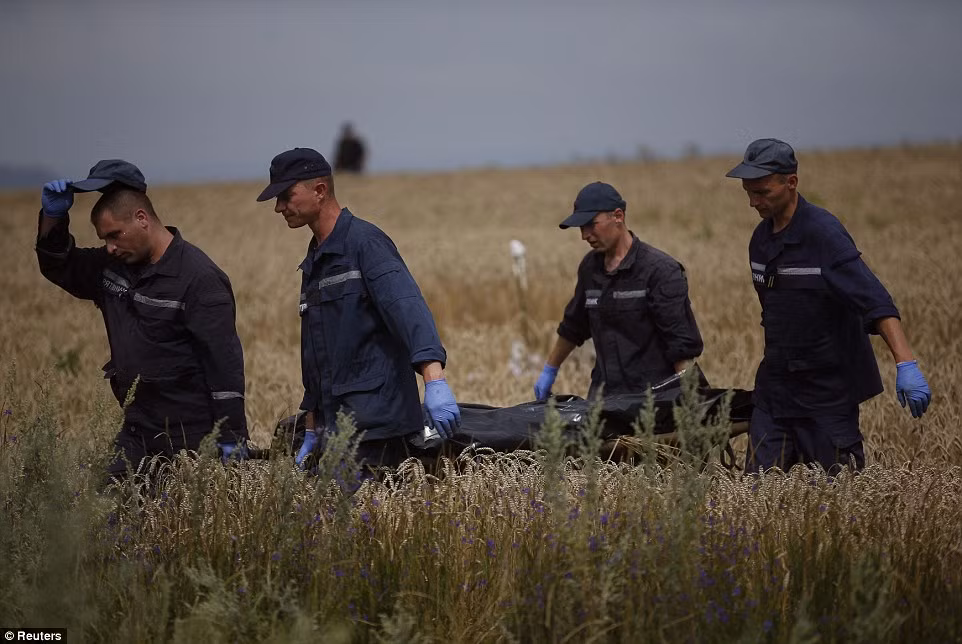 Thảm cảnh tại hiện trường MH17 hai ngày sau khi bị bắn rơi ảnh 9