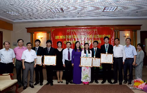Khen thưởng 5 học sinh đoạt giải Olympic vật lí quốc tế ảnh 1