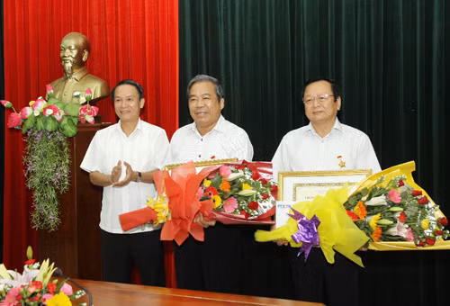 Trao kỷ niệm chương 'Vì sự nghiệp Thông tấn' tặng lãnh đạo tỉnh Quảng Trị ảnh 2