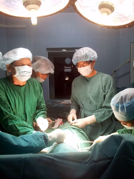 Cứu sống một bệnh nhân bị cây gỗ đâm xuyên qua người ảnh 1