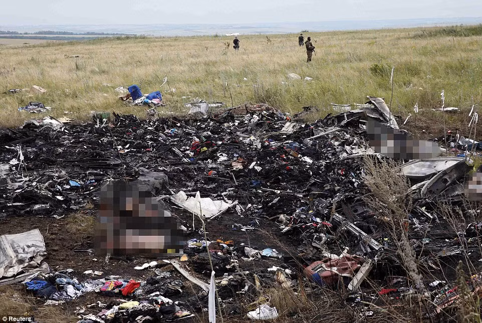 Thảm cảnh tại hiện trường MH17 hai ngày sau khi bị bắn rơi ảnh 6