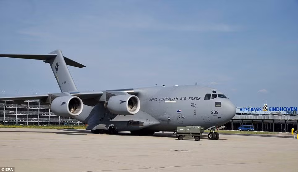 Australia dùng máy bay quân sự chở thi thể nạn nhân MH17 về nước ảnh 1
