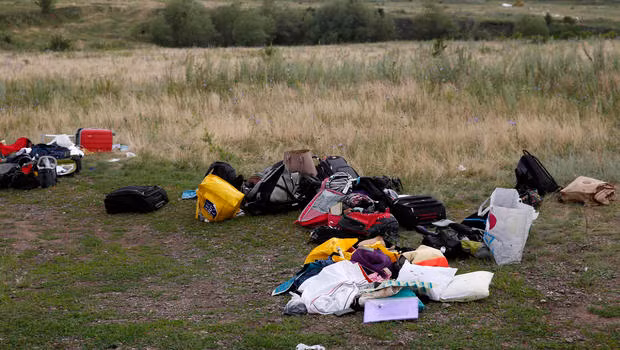 Sky News xin lỗi vì phóng viên lục lọi vali nạn nhân MH17 ảnh 1