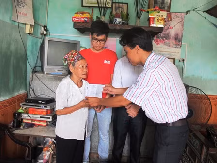 Thanh niên báo Tin Tức tặng quà gia đình liệt sĩ Nguyễn Văn Năng ảnh 4