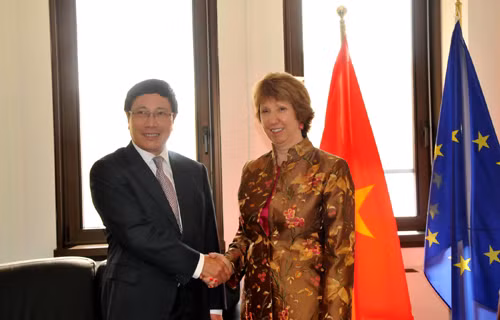 Phó Thủ tướng Phạm Bình Minh tiếp xúc song phương bên lề Hội nghị ASEAN - EU ảnh 1