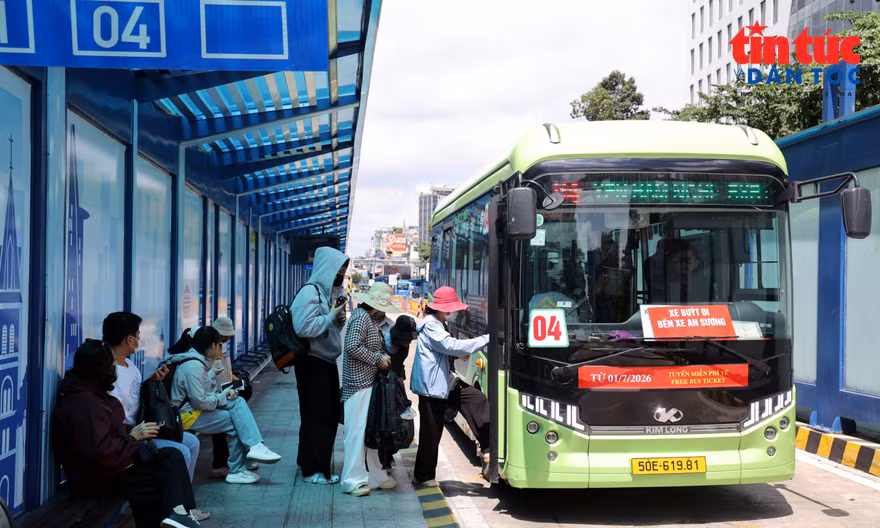 Xe buýt TP Hồ Chí Minh tăng 49% lượng khách sau hơn 2 tháng miễn vé.
