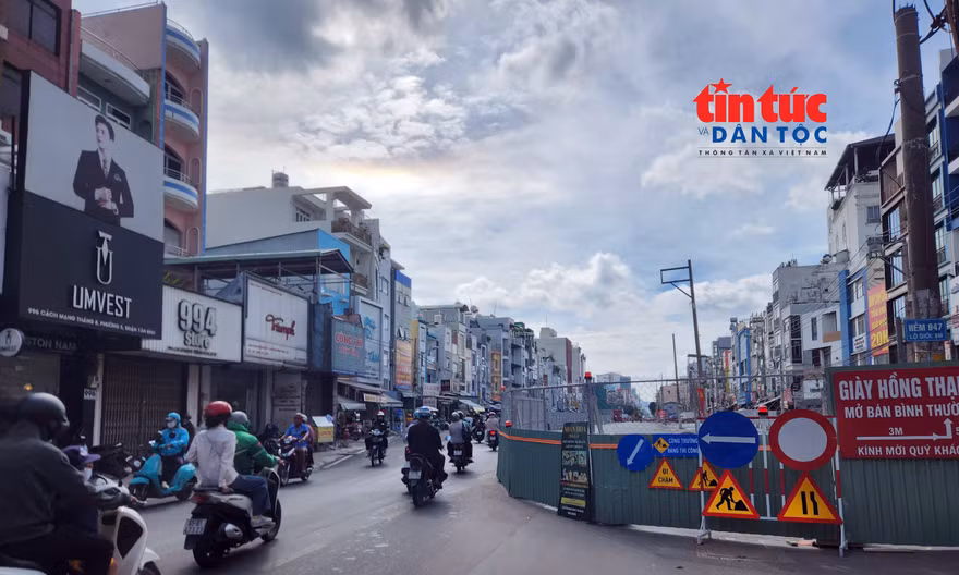 Nhiều nhà ga metro số 2 được rào chắn để thi công.