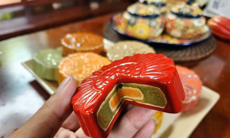 Những chiếc bánh Trung thu quen thuộc được tái hiện bằng chất liệu gốm với màu men, hoa văn, hình dáng sinh động. 
