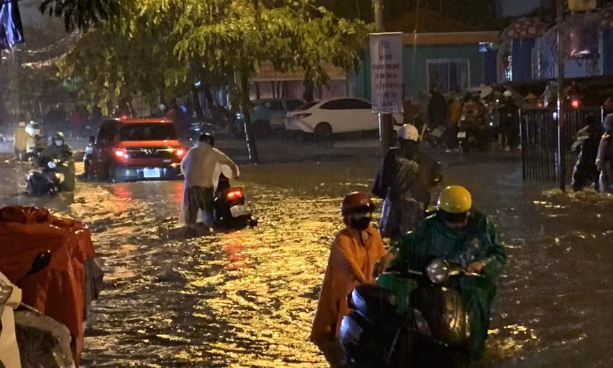 Mưa lớn gây ngập, nhiều phương tiện chết máy tại TP Hồ Chí Minh.