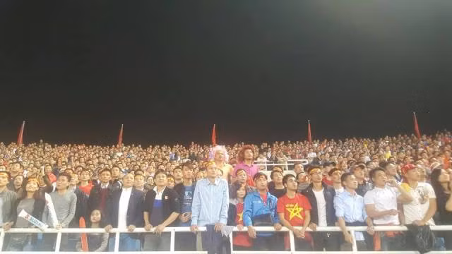 Nhiều cổ động viên trên sân Mỹ Đình tiếc nuối. Ảnh: Lê Sơn