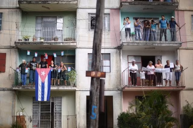 Người dân Cuba rưng rưng trên đường tiễn biệt Lãnh tụ Fidel Castro ảnh 6
