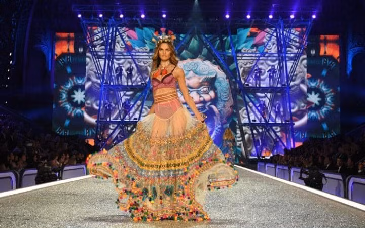 Dàn "thiên thần nội y" Victoria’s Secret thiêu đốt mọi ánh nhìn ảnh 14
