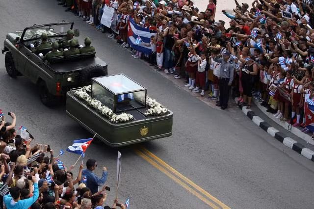 Người dân Cuba rưng rưng trên đường tiễn biệt Lãnh tụ Fidel Castro ảnh 11