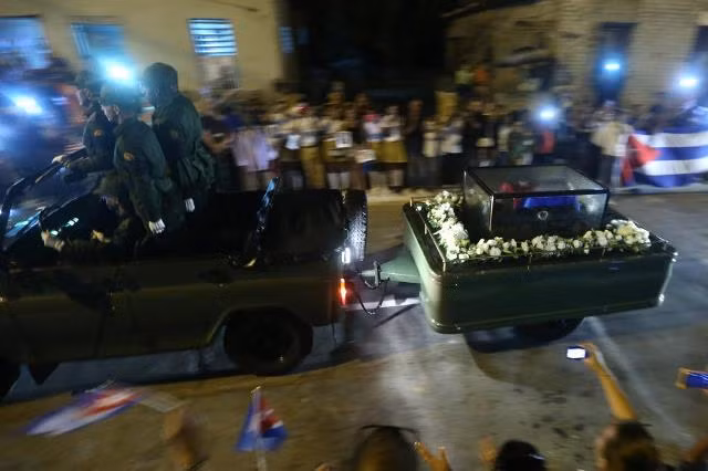 Người dân Cuba rưng rưng trên đường tiễn biệt Lãnh tụ Fidel Castro ảnh 8