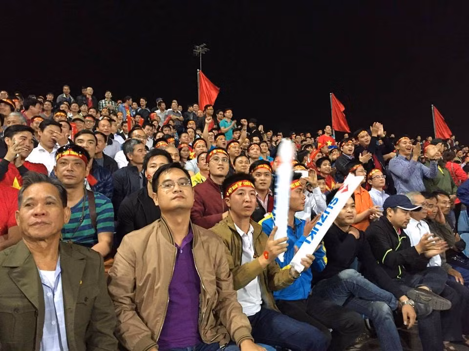Cổ động viên Việt Nam buồn bã trên khán đài.