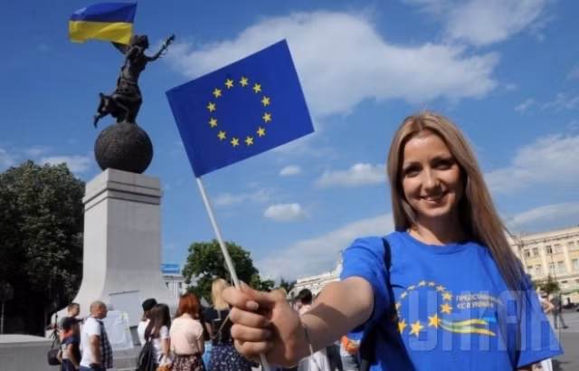 EU khai thông việc miễn thị thực cho công dân Ukraine ảnh 1