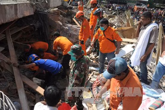 Hàng nghìn binh sĩ Indonesia cứu hộ động đất ảnh 1