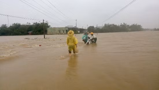 Mưa lũ cô lập nhiều địa phương tỉnh Bình Định ảnh 1