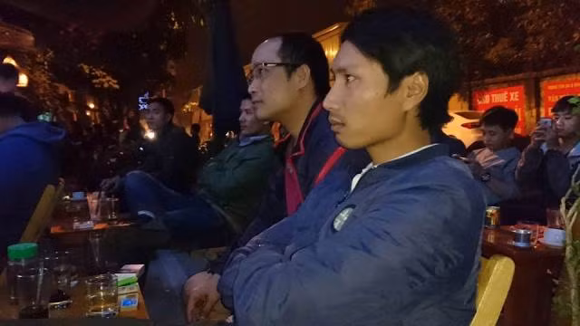 Cổ động viên Trần Long ở Hoàng Mai (ngoài cùng). Ảnh: Việt Hoàng