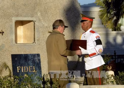 Nhân dân Cuba viếng lãnh tụ Fidel Castro sau lễ an táng ảnh 1