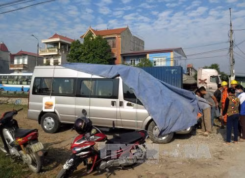 Thiếu quan sát, xe khách bị tàu hỏa hất văng ảnh 1