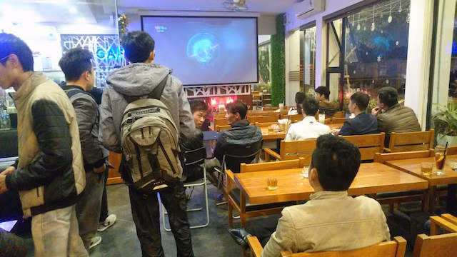 Nhiều người hâm mộ đã đổ tới những quán bia trang bị màn hình lớn. Ảnh: Viết Tôn