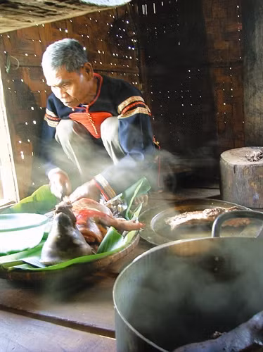 Chủ nhà chuẩn bị các món ăn làm lễ cúng