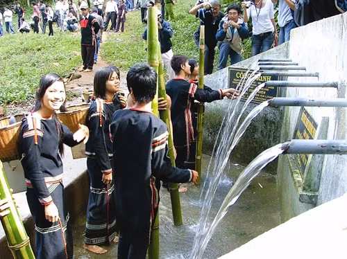 Dân làng hồ hởi đón nguồn nước trong lành