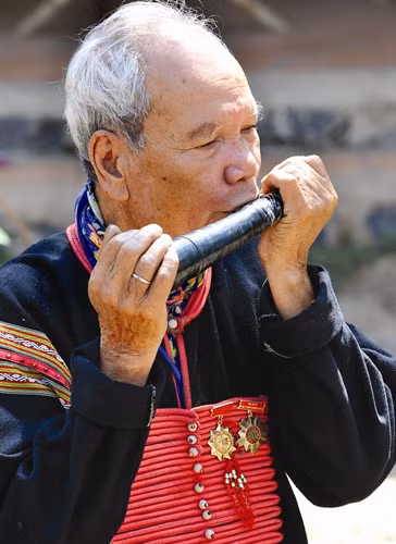 Thổi kèn trong lễ cúng thần voi