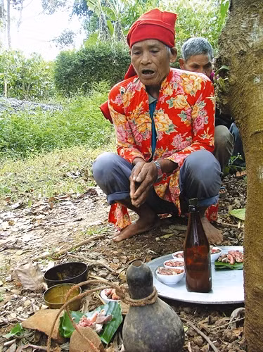 Thầy cúng làm lễ tại bờ rào nhà chủ trước