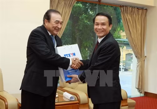 Tổng Giám đốc TTXVN Nguyễn Đức Lợi (bên phải) tặng quà ngài Alejandro Ramos Esquivel, Tổng giám đốc hãng Thông tấn NOTIMEX (Mexico). Ảnh: Minh Quyết/TTXVN