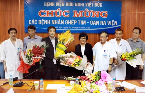 Ban Giám đốc Bệnh viện Hữu nghị Việt Đức cùng 2 bệnh nhân vừa được ghép tạng tại lễ tiễn ra viện. Ảnh: Dương Ngọc - TTXVN