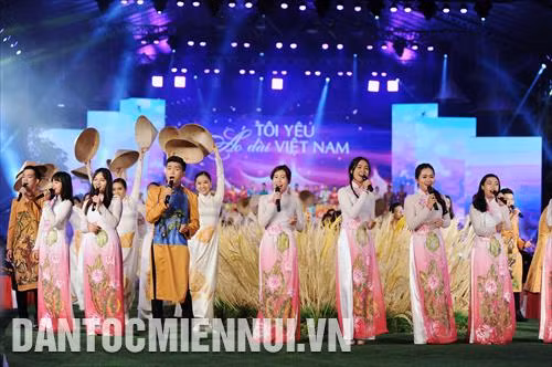Một tiết mục văn nghệ khai mạc Lễ hội Áo dài Thành phố Hồ Chí Minh 2018